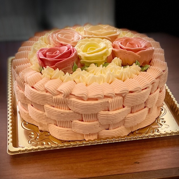 薔薇飾りのバタークリームデコレーションケーキ
